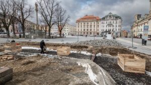 Bednění pro stromy na Masarykovo náměstí
