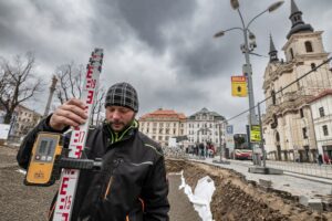Pokládka substrátu Masarykovo náměstí